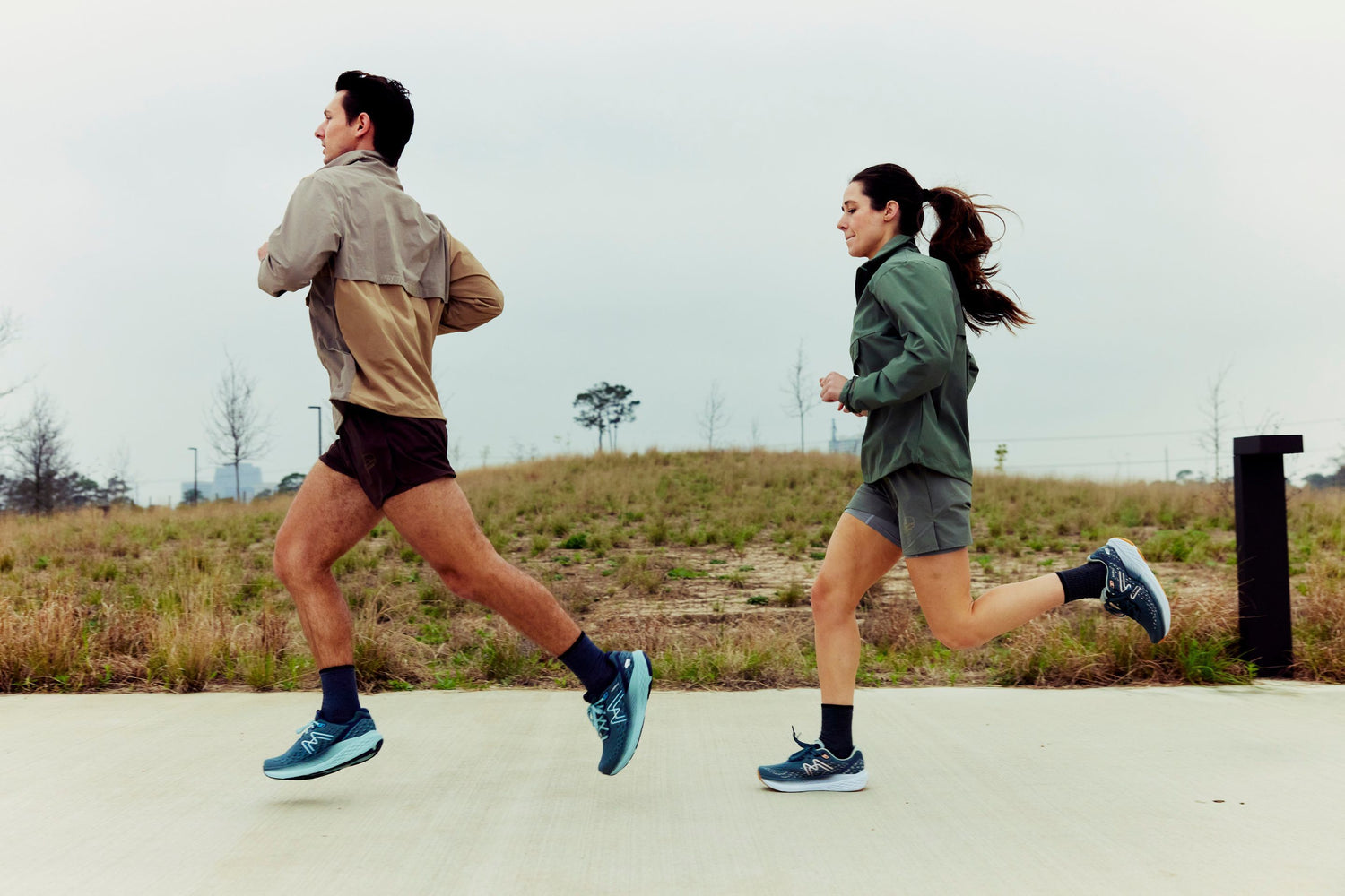 male and female runners in the KARHU Mestari Run